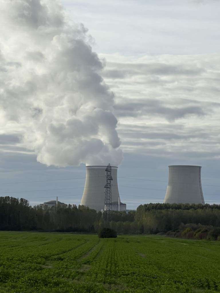 Chimeneas de la central Nuclear de EDF en Nogent