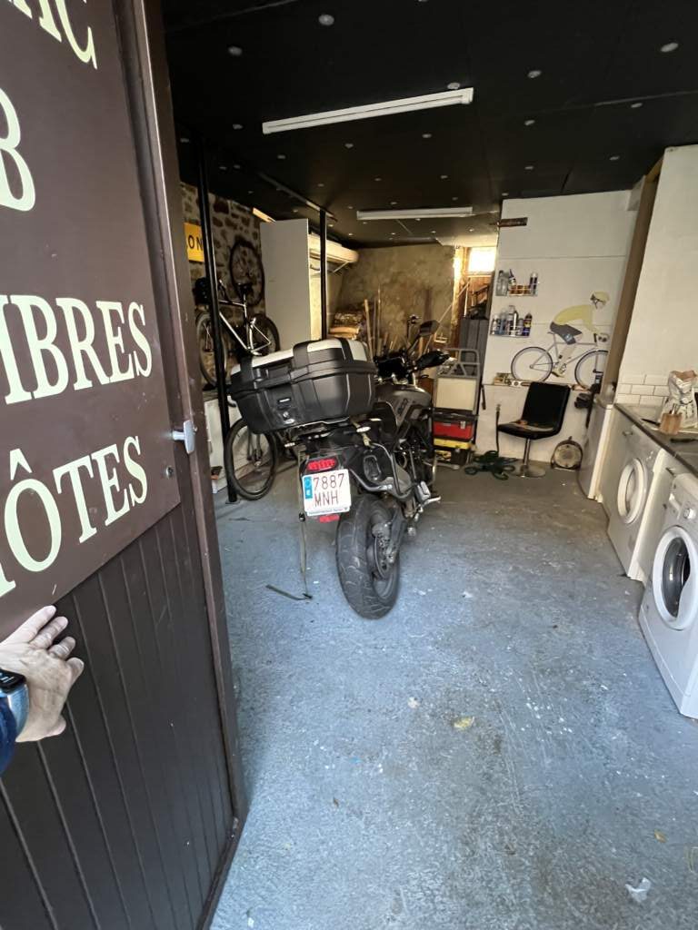 El garaje de Matthew, donde me puso el tornillo que ... me salvó la vida ! Me lo puso en Chaillac, su casa, y con el pude seguir viaje con el parabrisas recto de nuevo.