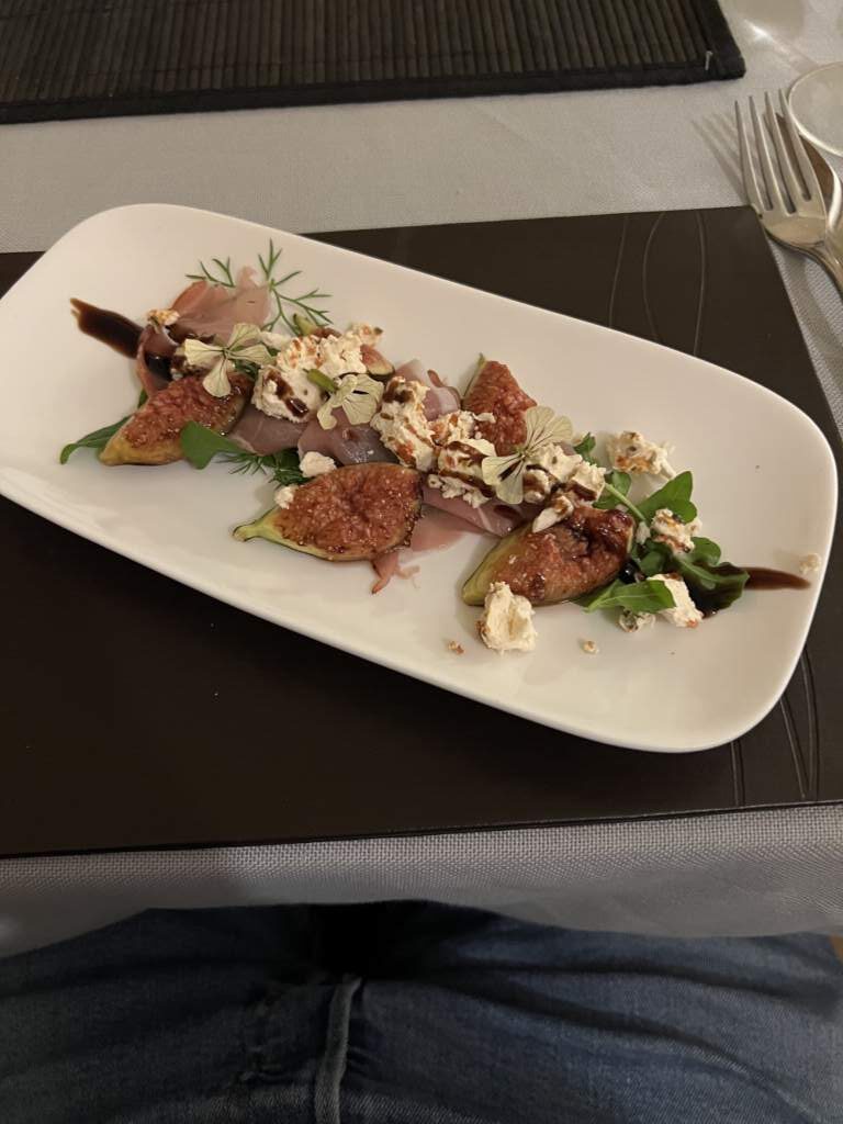 Una ensalada de higos con queso de cabra que estaba deliciosa, preparada por Matthew en su B&B Chambre de Hotel Chaillac