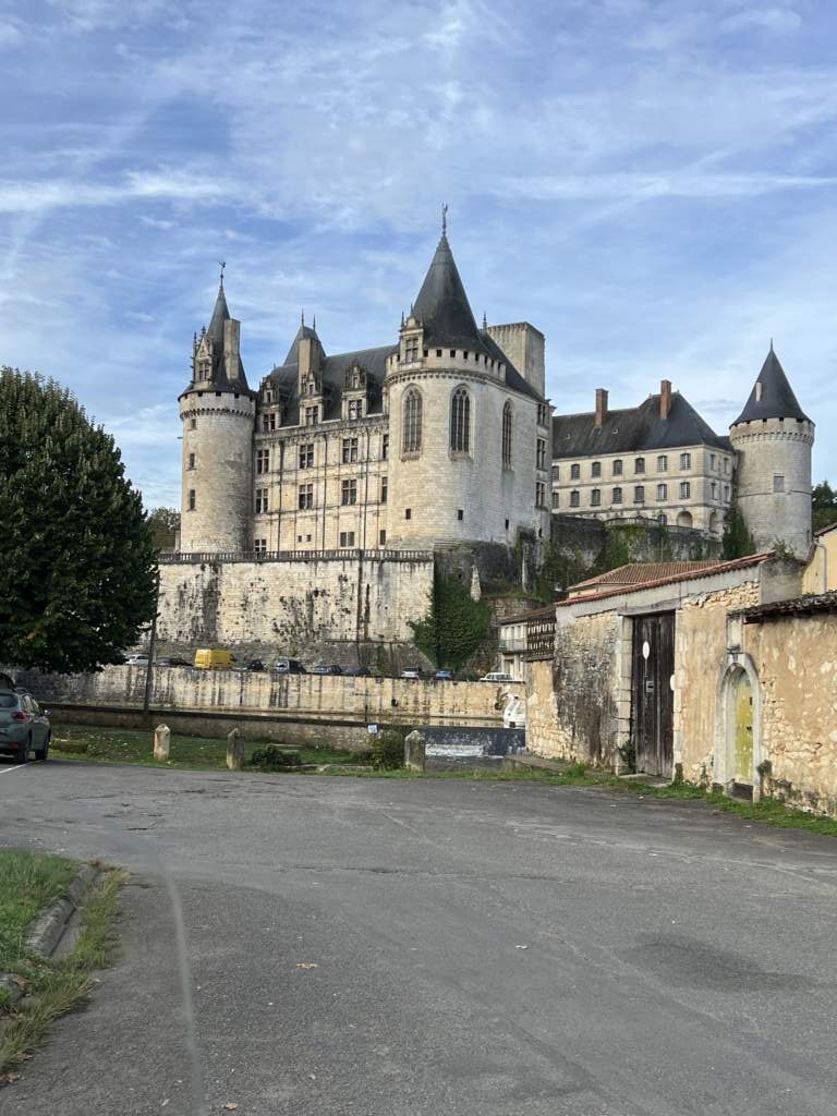 A la salida de Chaillac te encuentras con semejante castillo, de camino al hotel jauregui donde pasaría la noche en España