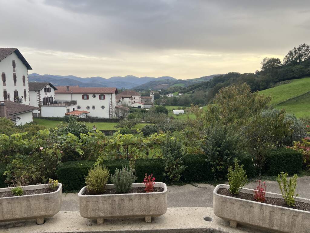 Hotel jauregui, pasado Roncesvalles, ya en España; desde mi habitación