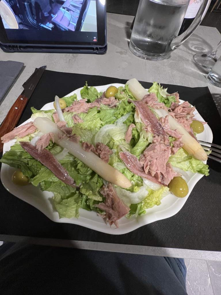 En el hotel Jauregui, lo básico, una ensalada de atún y espárragos ...