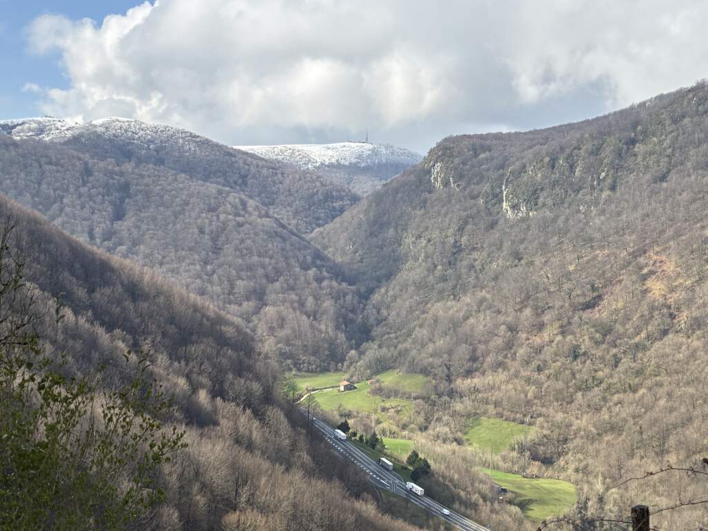 Vista desde el Puerto de Bálate, del Valle donde se aprecia la autovía 