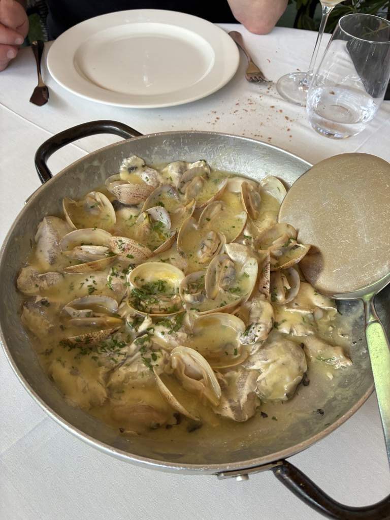 No faltó en el Saltxipi el pescado y las almejas, fundamentales en la cocina donostiarra.