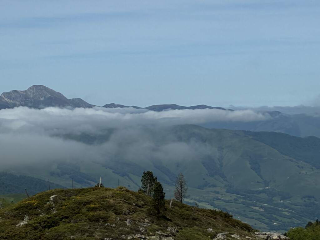 Volviendo a entrar en España desde Francia por el Col de Somport. Vistas preciosas con las nubes debajo de nosotros