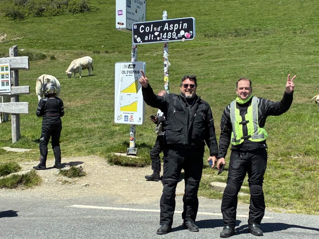 Marco y claudio, dos buenos amigos, en el col du Aspin, ya yendo por Francia hacia Arreau