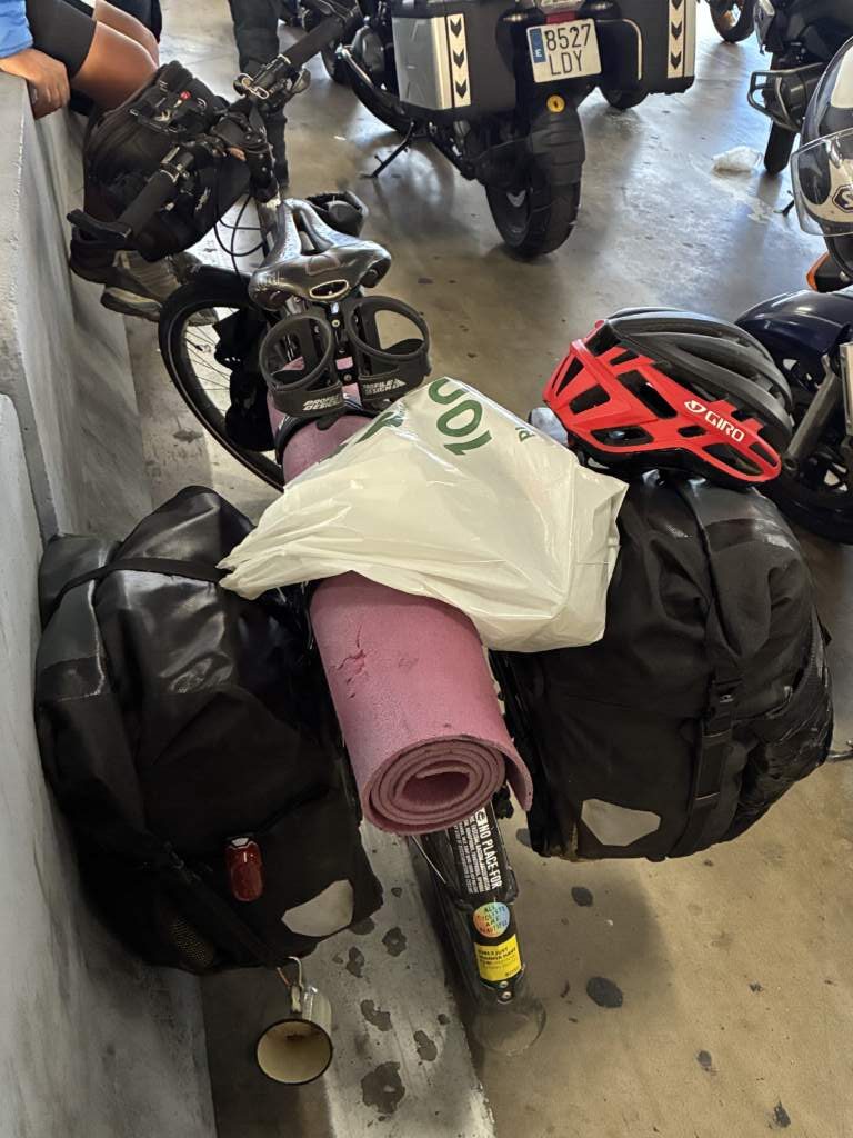 Bicis de viajeros aparcadas junto a motos durante peregrinación a Medjugorje Bosnia