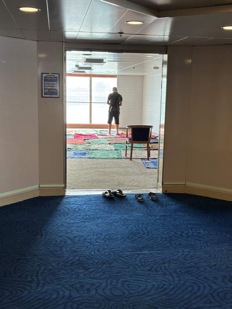 Sala de oración en el ferry durante viaje en moto a Bosnia para peregrinación a Medjugorje