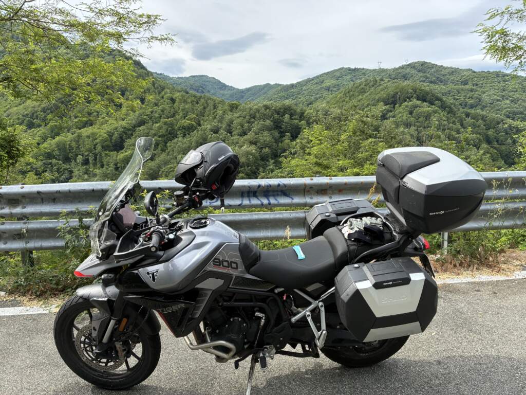 Yendo a Bobbio, ya en Italia, vaya carretera más motera, pocos coches y todas las curvas del mundo, y unos bosques y valles especiales ... con una barrita Corny