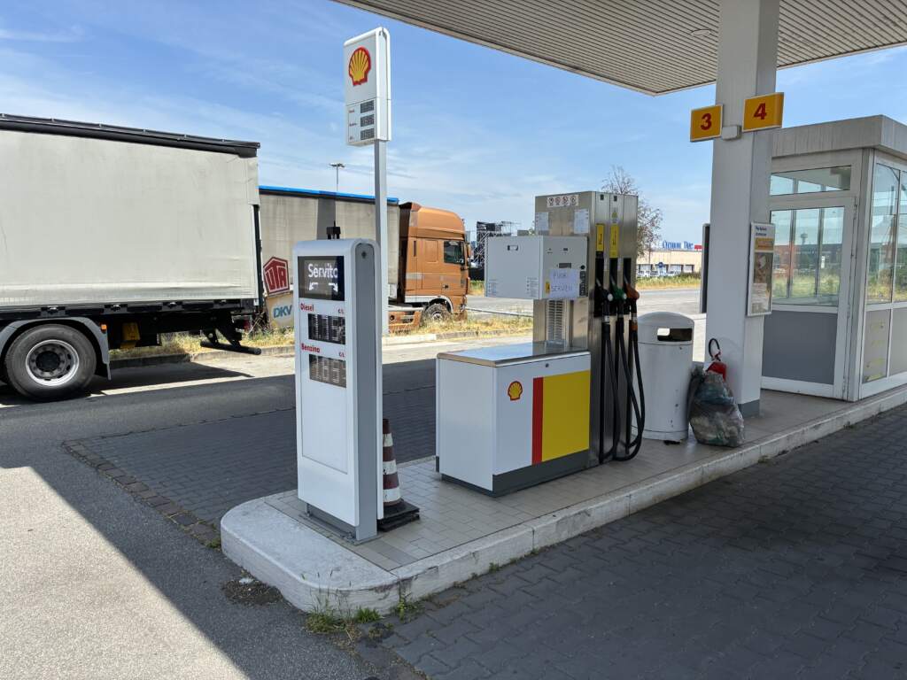 Gasolinera en Italia, jamás ir a la parte donde pone SERVITO ya que al ponértelo una persona te cuenta mucho mas,