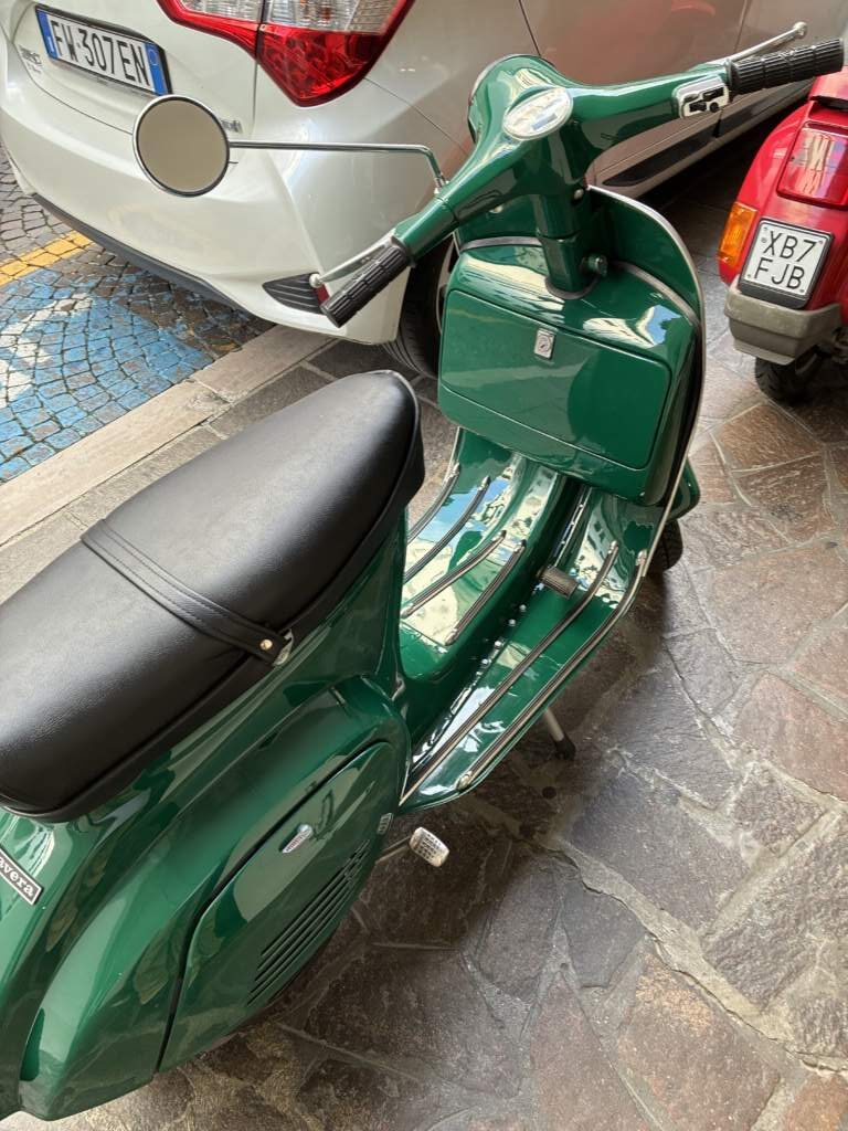 En Treviso, en una calle, Unos 40 años? La auténtica 125 primavera, y el dueño de la tienda la conducía todos los días. Preciosa