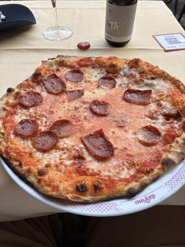 En Treviso, Ixallia, en su plaza mayor probemoos una de  las mejores pizzas que he probado en los últimos años, mozzarella, tomate y salami picante - sencillo y delicioso