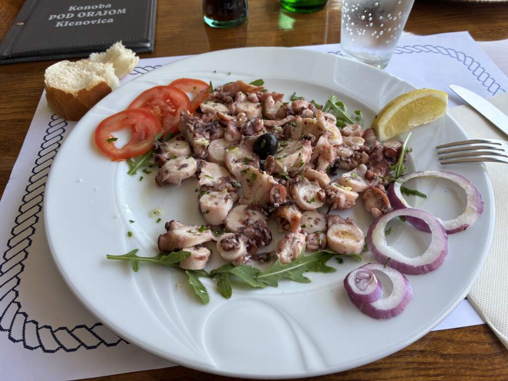 En un pueblo pesquero pequeño en Criacoa, me arriesgué a pedir pulpo, que es complicado hacerlo como en España, pero estaba delicioso
