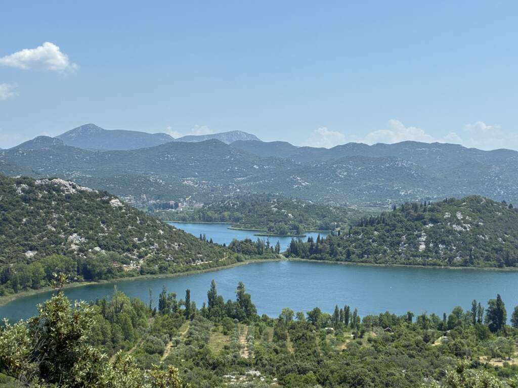 Lago en Bosnia durante peregrinación en moto a Medjugorje desde Zaragoza