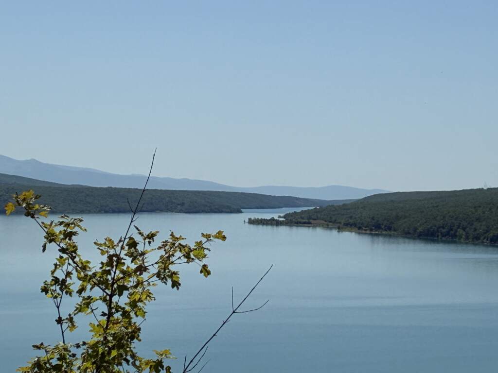 Pasando de Bosnia a Croacia, encuentras el relax total, tranquilidad y una vista espectacular - los lagos en Croacia son estupendos