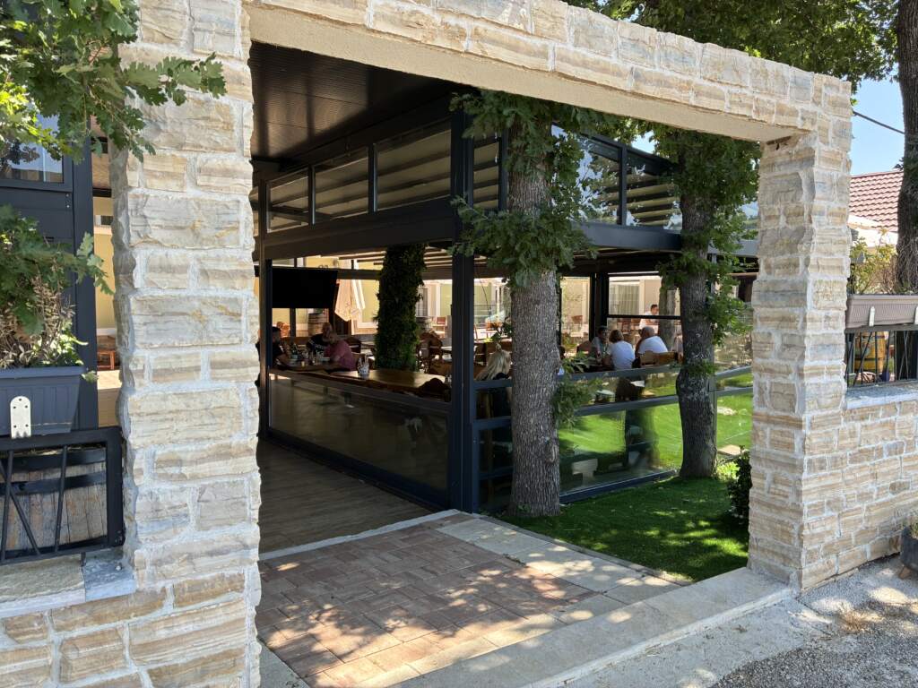 Por sorpresa, en la ruta, encontré una hacienda donde daban de comer y de desayunar, en mitad de la nada, una pasada de bonita y un descanso.