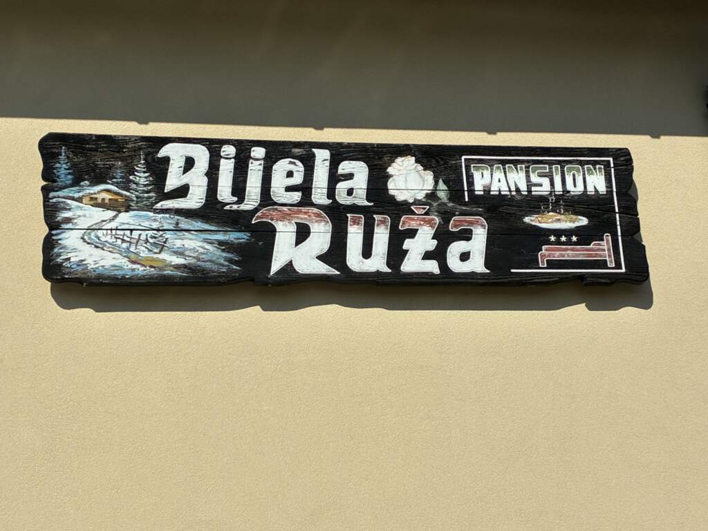 Bijela Ruza, Fantástica pensión de 58€, en Bosnia frontera con Eslovenia, con parking, restaurante y hablaban un ingles excelente
