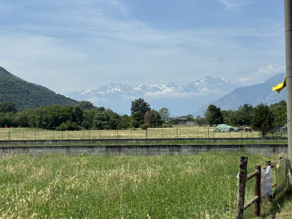 El paso entre Italia y Francia por el que pasé es el de Montgenevre. Antes de llegar, ya se vislumbraban los "coles" imponentes de los Alpes.