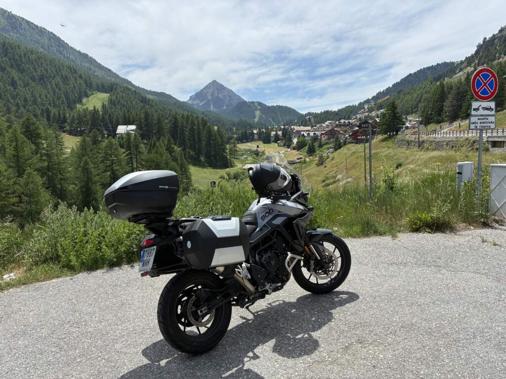 En la estación de Montenegro, con Lola, mi moto con la que hice el viaje a Bosnia
