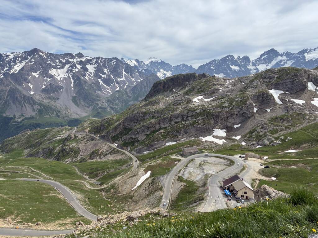 Algunas de las curvas del Galibier, imponente. Nada mejor que a la vuelta de Bosnia dregalarme con este Col, ya de camino a España