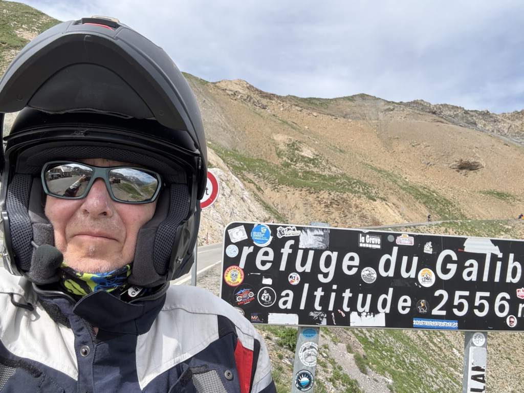 En el refugio del galiber, a 2556, donde dejé mi sticker ! Cerca de Briancon ya en Francia,