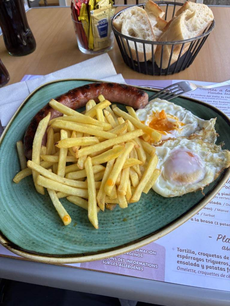En una gasolinera pasando por Bielsa, la primera, donde hay un restaurante famoso for su huevos fritos con longaniza de Graus y patatas fritas ... cerca de Bielsa. Había que volver a las buenas prácticas