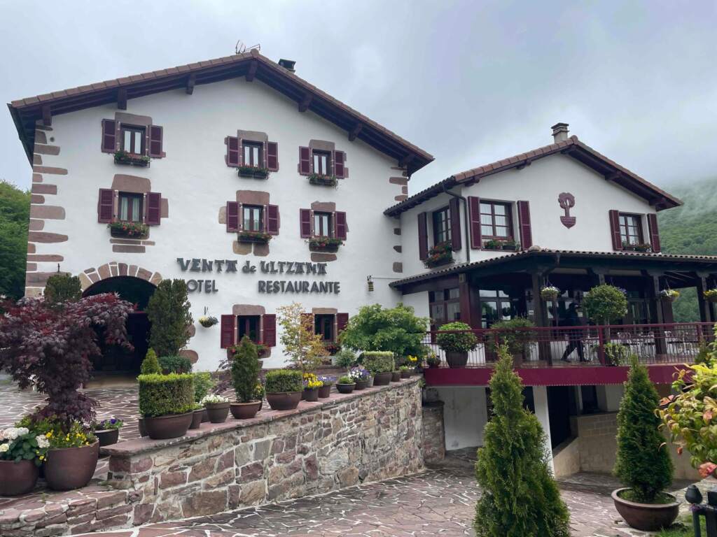 La venta del Ulzama, en la base del puerto de Bálate, un punto de encuentro para comer bien. Estaba cerrada ese dia