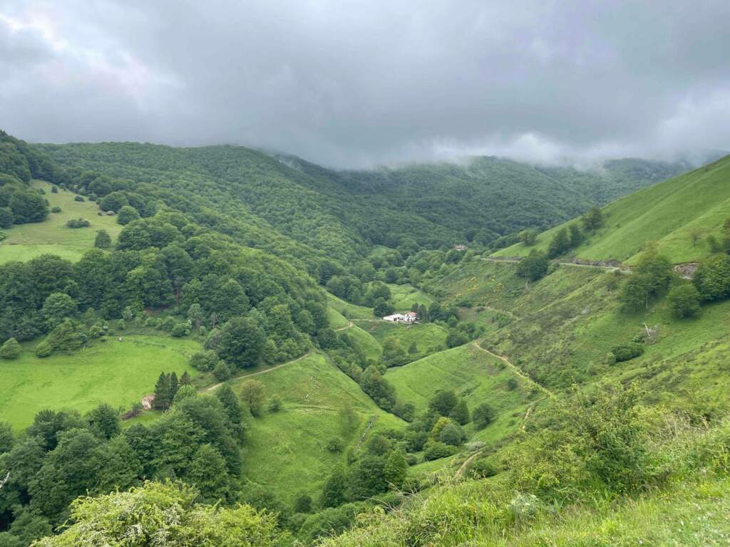 Los paisajes yendo por Roncesvalles en España nos regalaban estas estampas preciosas
