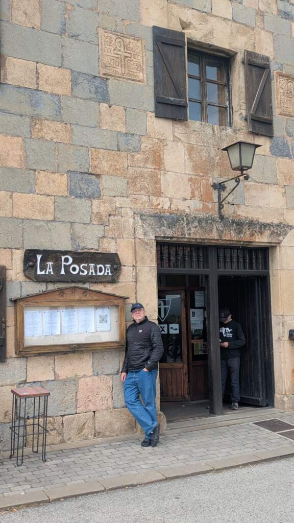 Aqui estoy yo en la Posada de Roncesvalles, en el alto del puerto de Ibañeta, pasando de Francia a España.