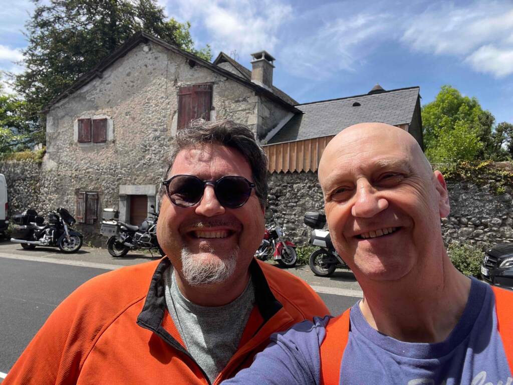 Marco y Claudio durante una parada y nuestras motos detrás, yendo a Sallent de Gállego en España