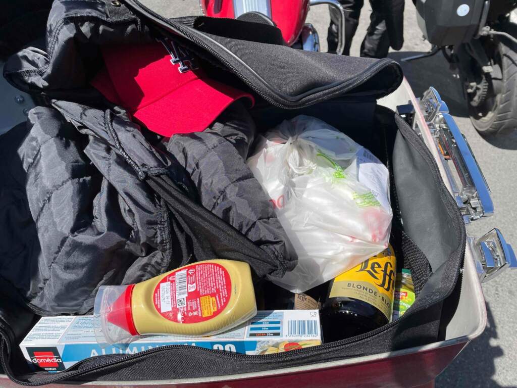 La compra para la barbacoa ... en una de las 4 motos donde llevábamos los víveres, direction Arreau en la ruta de los Pirineos