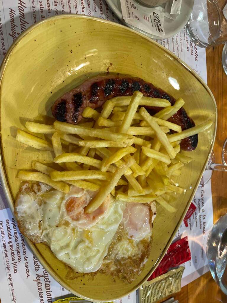 Pasando desde Francia a España por Bielsa, la primera gasolinera a la izquierda. En su restaurante dan esto !