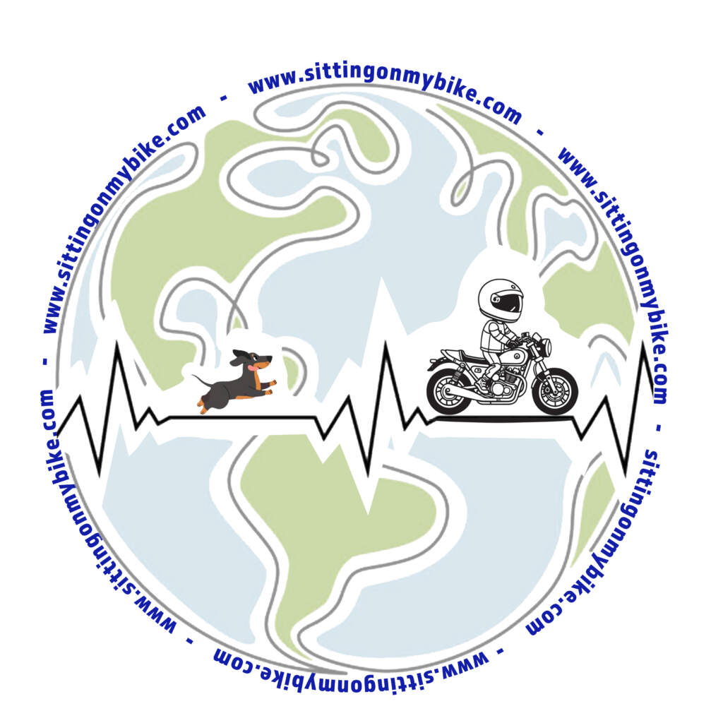 Sittingonmybike stiker, el logo de mi blog. Una moto por el mundo con mi perro detrás mio