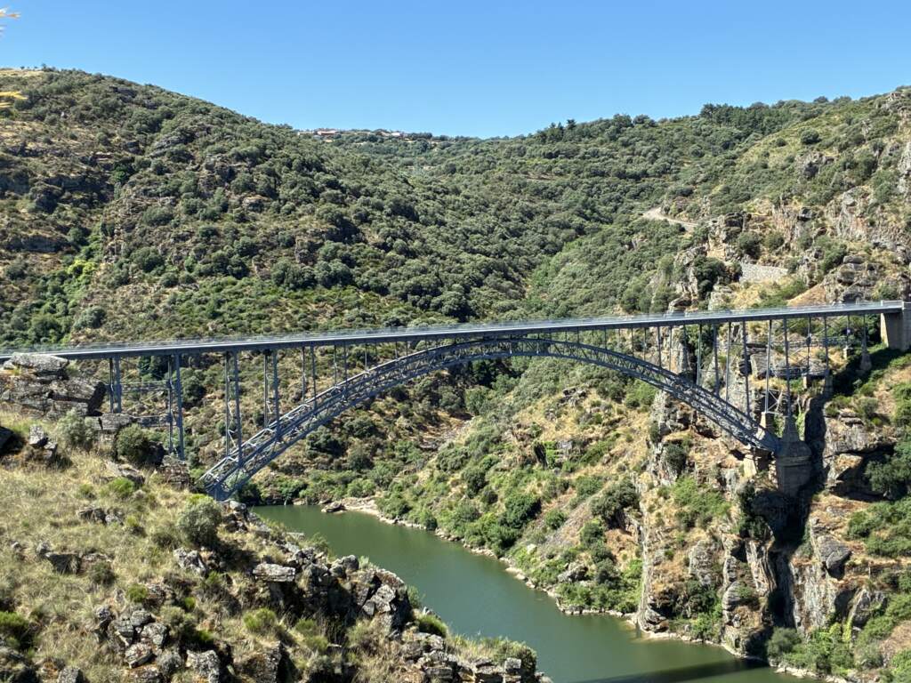El Puente Requejo, cerca del pueblo Pino del Oro, de 1914