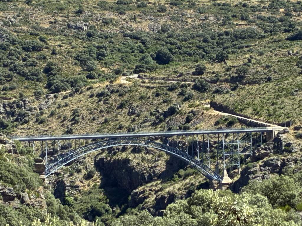 Aquí se puede ver la carretera sinuosa que baja de la meseta hasta encontrar el puente, y del otro lado, desde donde he hecho la foto, vuelve a subir a la meseta. entre Aliste y Sayago