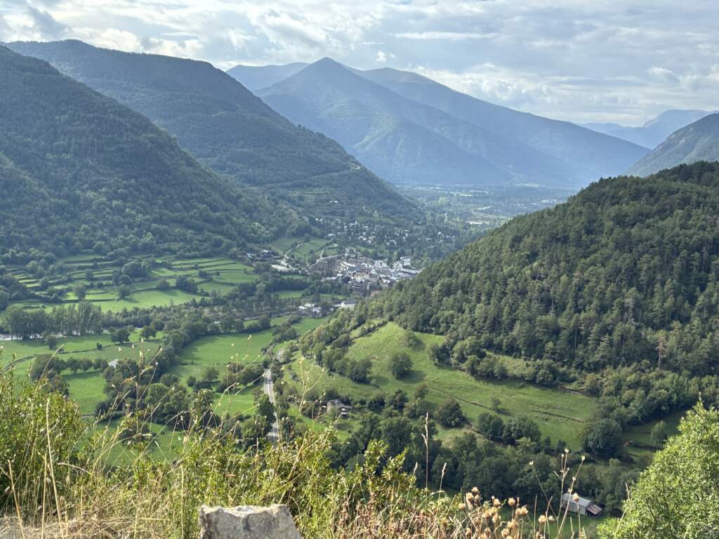 Saliendo de Canfranc nos encontramos con estos paisajes preciosos, en true montes y mas montes