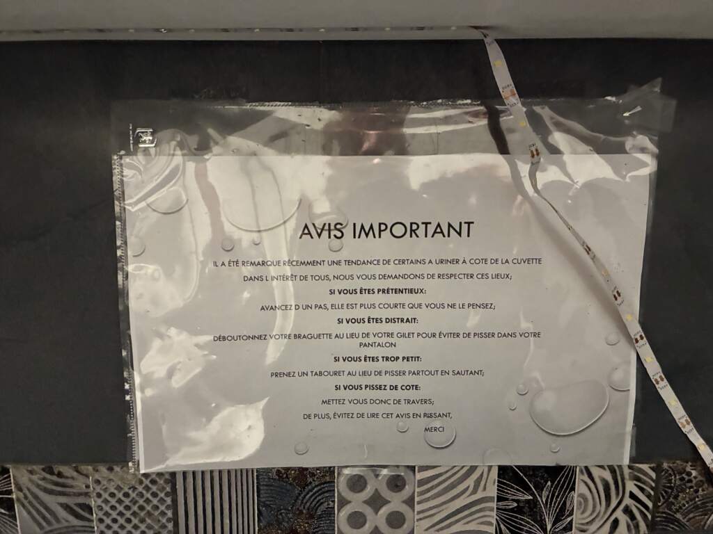 Es fácil encontrar todo tipo de mensajes en los baños de los restaurantes y bares, aunque este era más profesional :).en Bagneres de Luchon, por donde iba nuestra ruta de los Pirineos