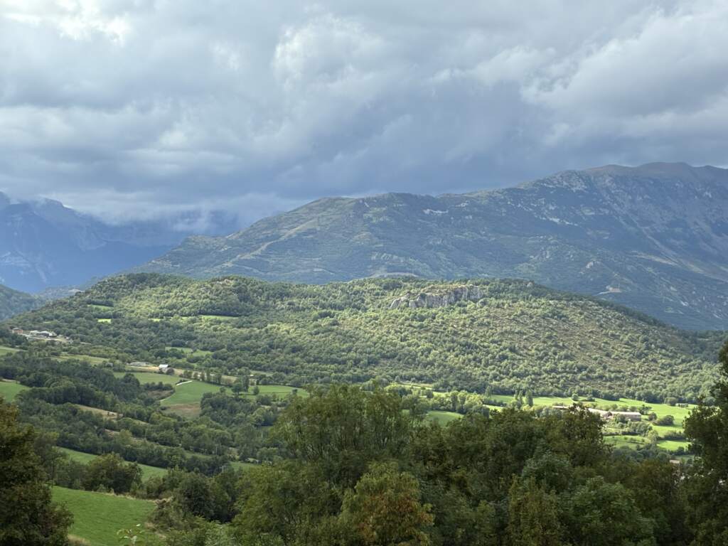 España, cerca de Viella, te puedes encontrar estos paisajes super verdes