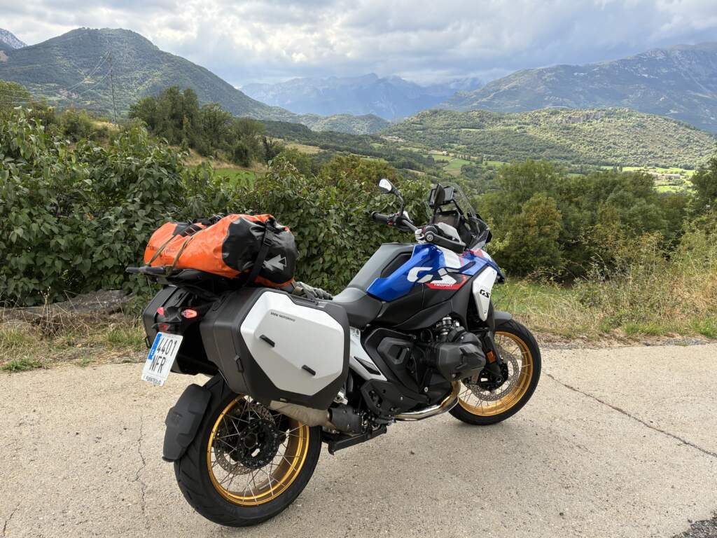 Mi moto PI, llegando a Benasque, con la bolsa roja que ya tiene 14 años y sigue aguantado el agua como el primer dia