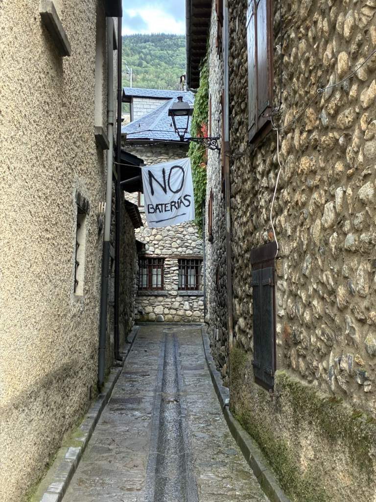 En Anciles, pueblo de al lado de Benasque, están en contra de el almacenamiento de baterías ... nadie las quiere si está al lado suyo
