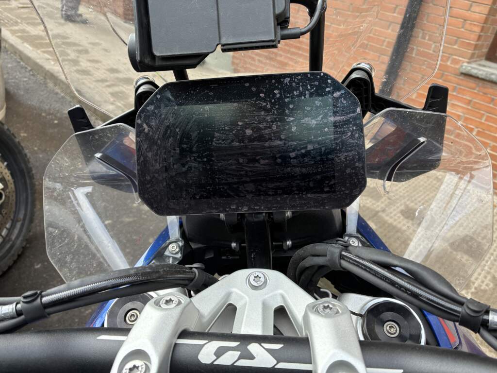 Pi, la BMW 1300 GS, donde el agua no dejaba ver la pantalla., al salir por lamañana en Benasque