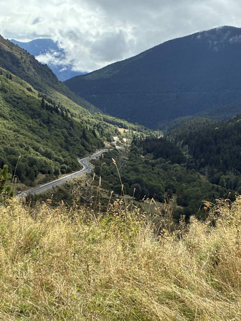 Carreteras muy moteras por la sierra yendo a Puigcerdà
