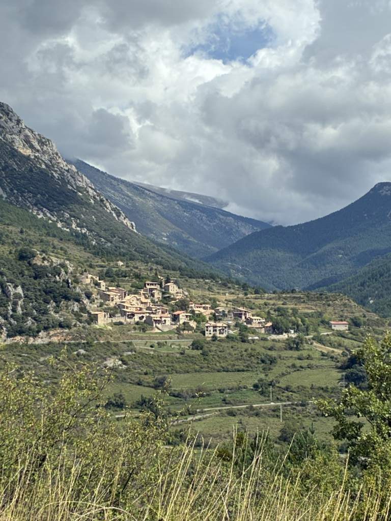 Espectacular, aunque no se quien vive ahi, pero precioso, en carreteras comarcales por la zona del Puigcerdà