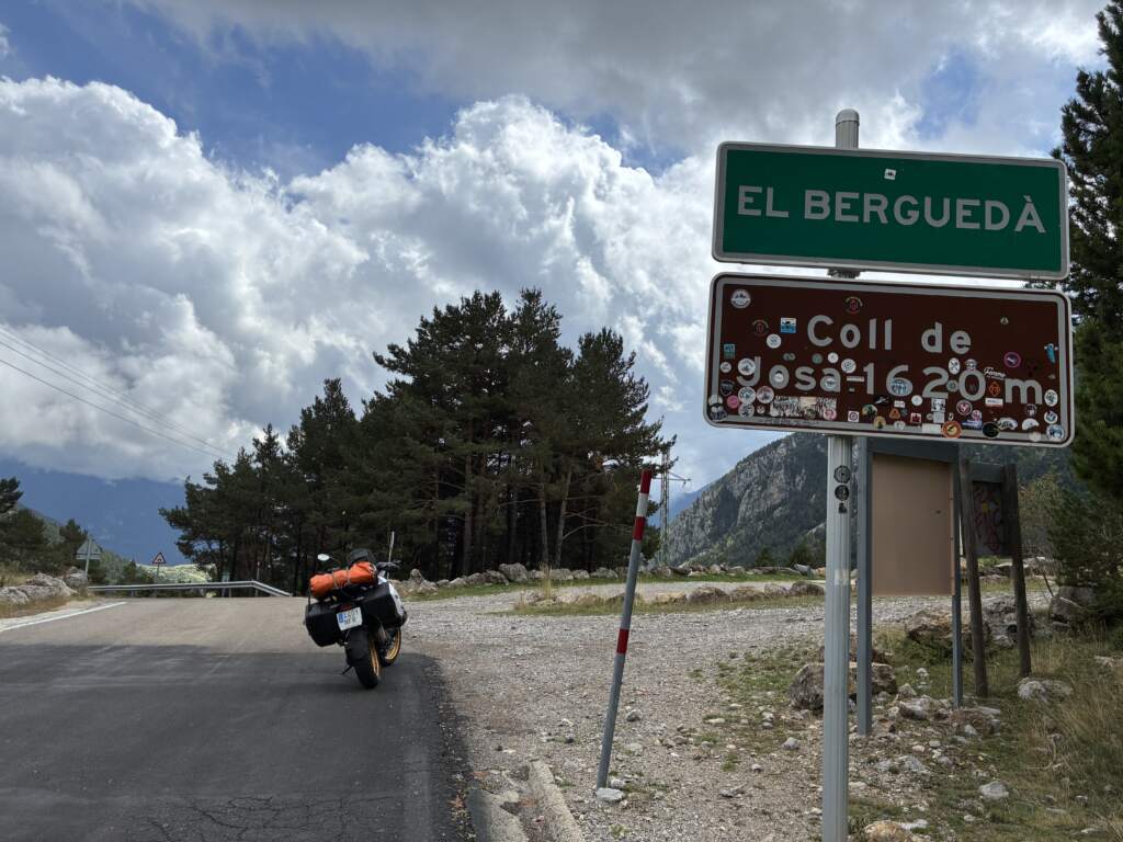 Este puerto, el de Josa, estaba perdido por la sierra, pero la verdad es que fue una buena ruta - dejé mi sticker, claro :), a caballo dela comarca de Bergueda y el Alt Urgell en los pirineos catalanes