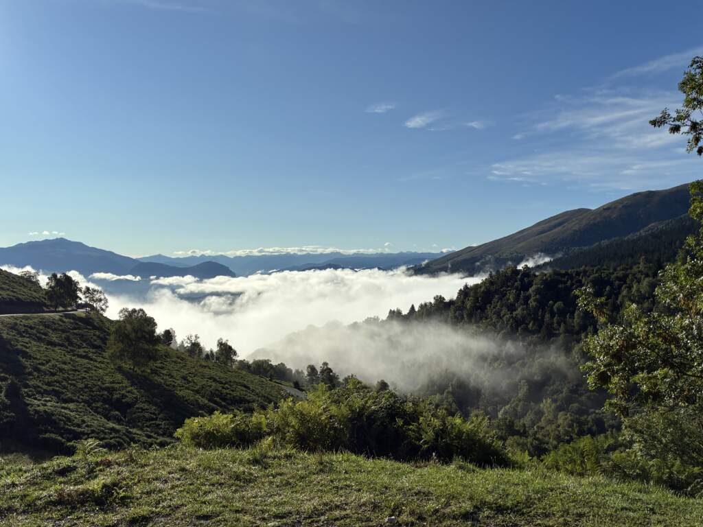 Saliendo de Tarascon sur Ariege donde pasamos anoche, en la comarca de Occitania en Francia, nos encontramos con estas nubes en el valle por donde íbamos a ir