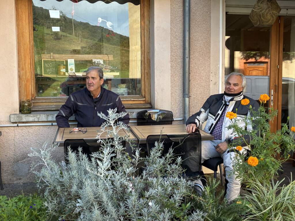 Esperando los cafés en un pueblecito francés, casi sin nombre, donde nos dieron unos cakes y algo e comer exquisito