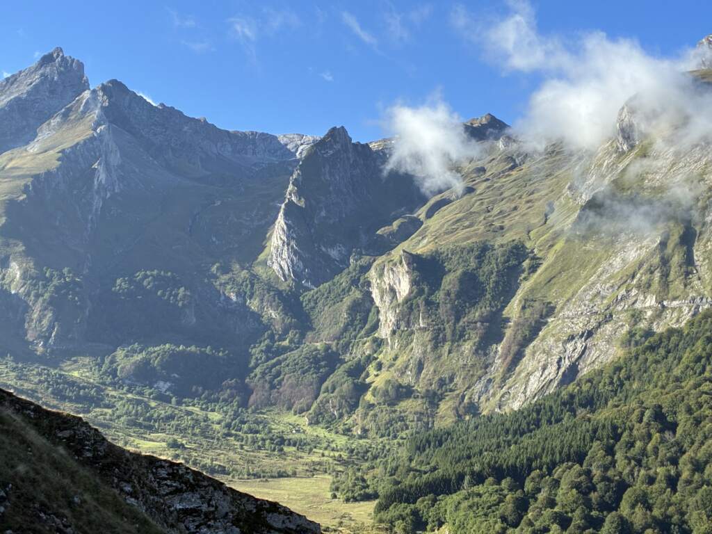 Lo que veíamos por un lado desde el Col de Spendelles, una maravilla de paisaje, y que día.entre Argeles.Gazost y Ferrieres, en los pirineos franceses