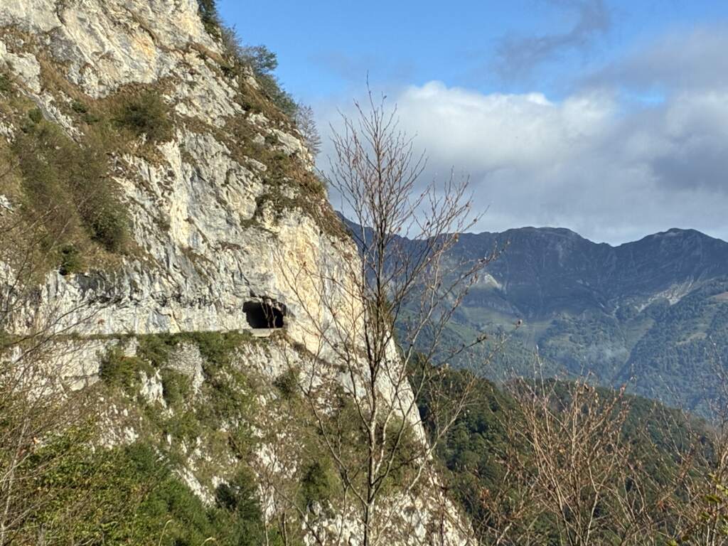 El famoso túnel en el Col d'Aubisque, yendo por los Pirineos