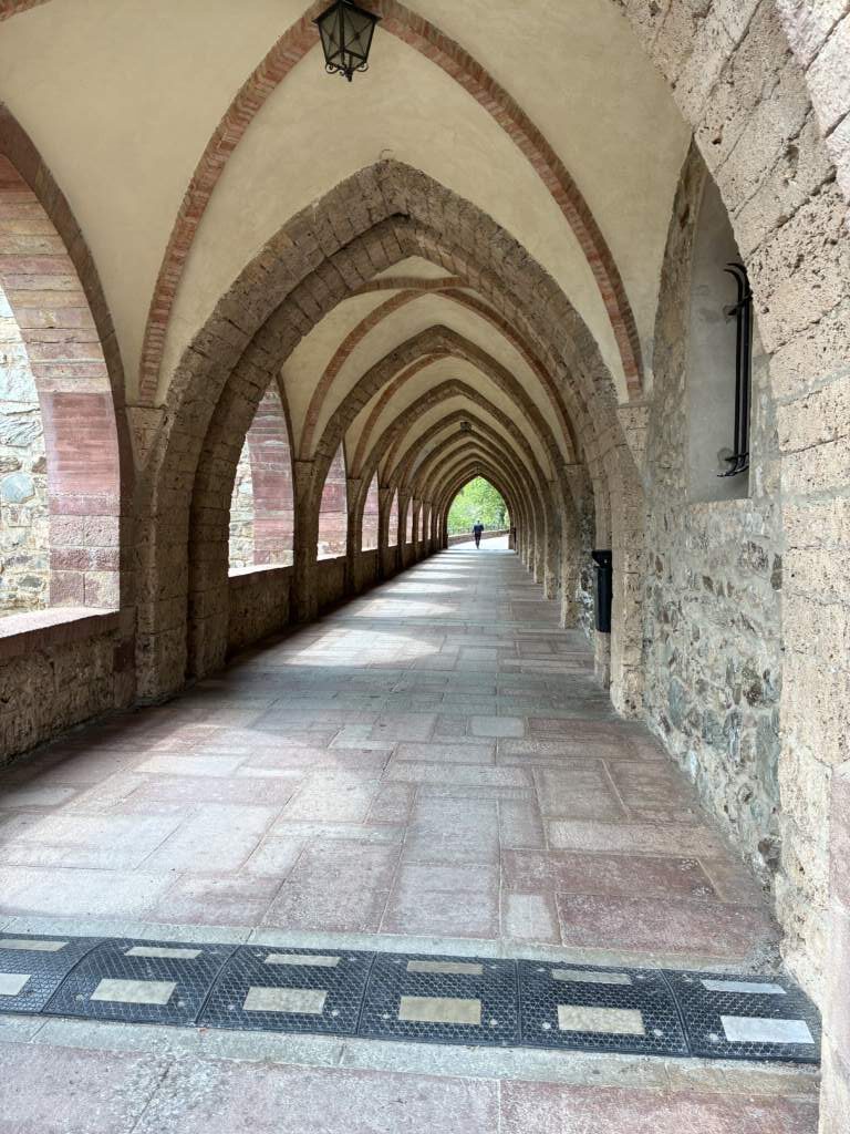 El claustro que lleva a la hospedería y al restaurante/bar del monasterio de Valvaneras en Anguiano. Tiene una carretera que acaba en el monasterio