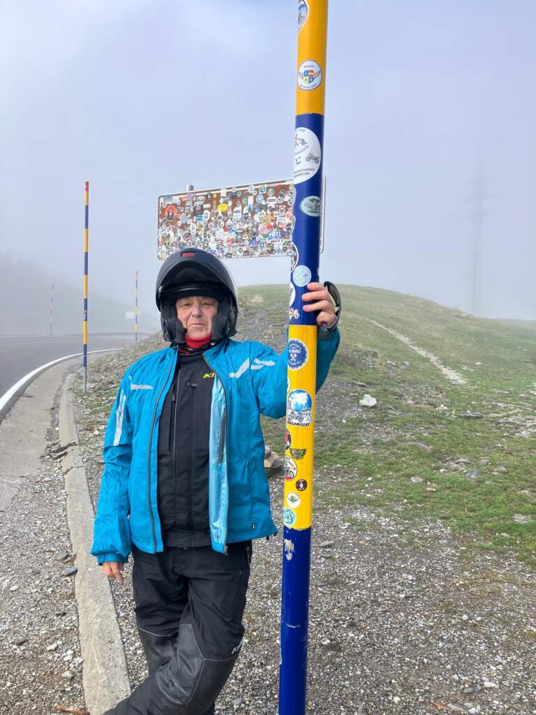 El puearona en Occitaniarto de Portet de Aspet, lleno de stickers que impiden ver su nombre, en los pirineos franceses, en el Alto Garona